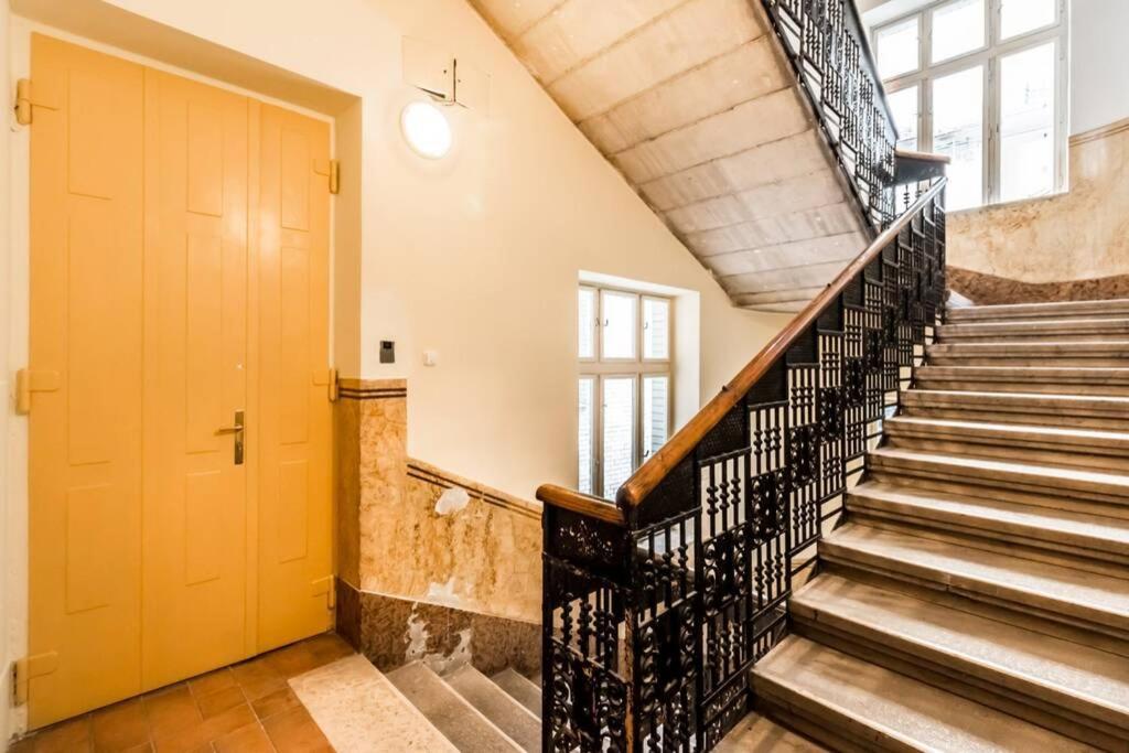 Best Located, 150 M2 5 Bedrooms Apt., Budapest Luaran gambar