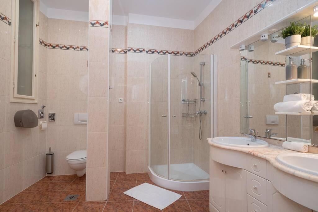 Best Located, 150 M2 5 Bedrooms Apt., Budapest Luaran gambar