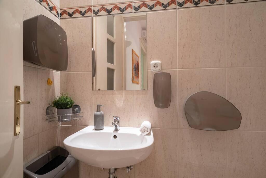 Best Located, 150 M2 5 Bedrooms Apt., Budapest Luaran gambar