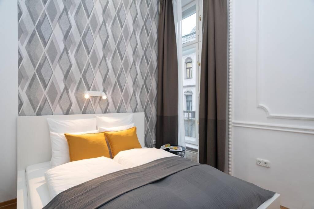 Best Located, 150 M2 5 Bedrooms Apt., Budapest Luaran gambar