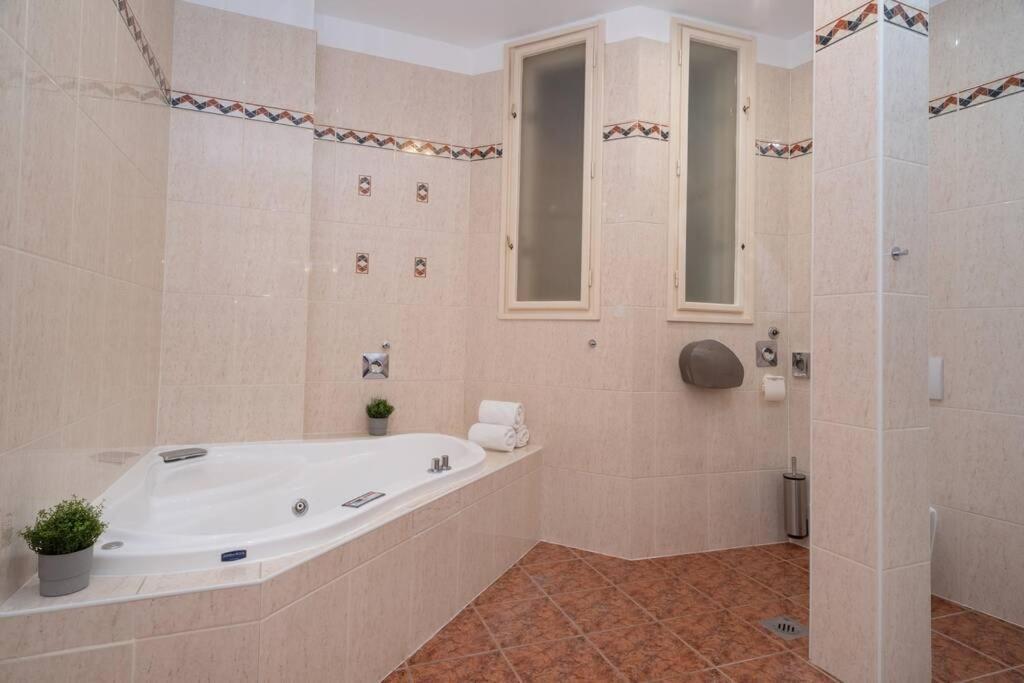 Best Located, 150 M2 5 Bedrooms Apt., Budapest Luaran gambar