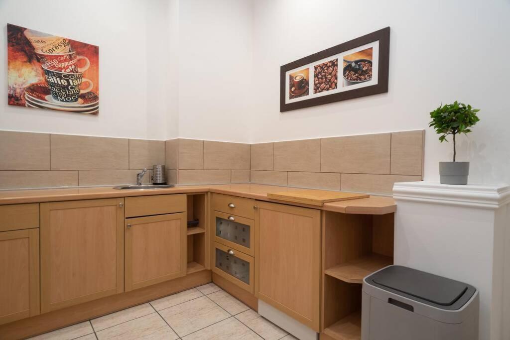 Best Located, 150 M2 5 Bedrooms Apt., Budapest Luaran gambar