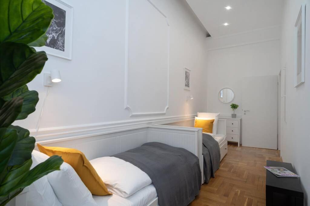 Best Located, 150 M2 5 Bedrooms Apt., Budapest Luaran gambar