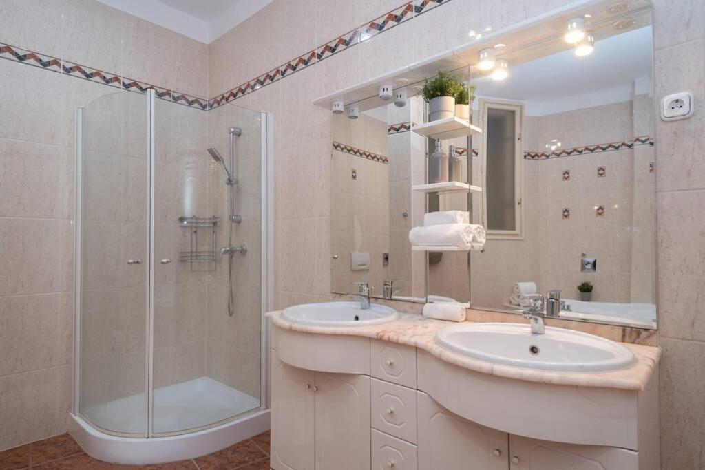 Best Located, 150 M2 5 Bedrooms Apt., Budapest Luaran gambar