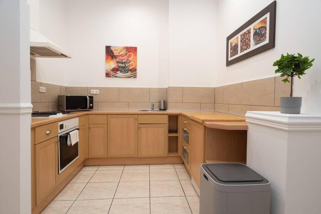 Best Located, 150 M2 5 Bedrooms Apt., Budapest Luaran gambar