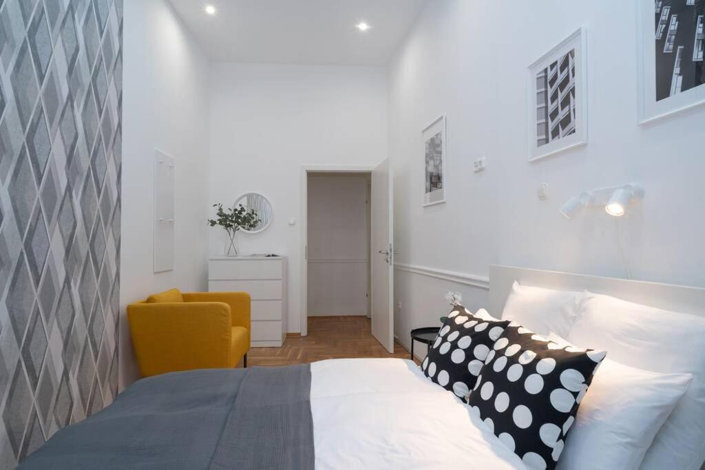 Best Located, 150 M2 5 Bedrooms Apt., Budapest Luaran gambar